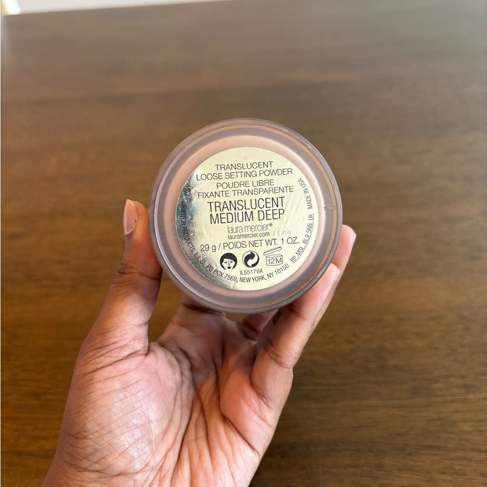 Laura Mercier Translucent Loose Setting Powder - Picture 2 of 2